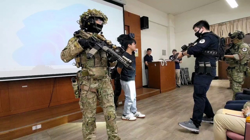 清水警方攜手靜宜大學及鄰里辦理防詐宣導活動並成立「防詐行動小組」