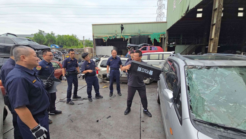 警友站長提供場地、上百輛各款報廢車輛供清水警實施破窗訓練