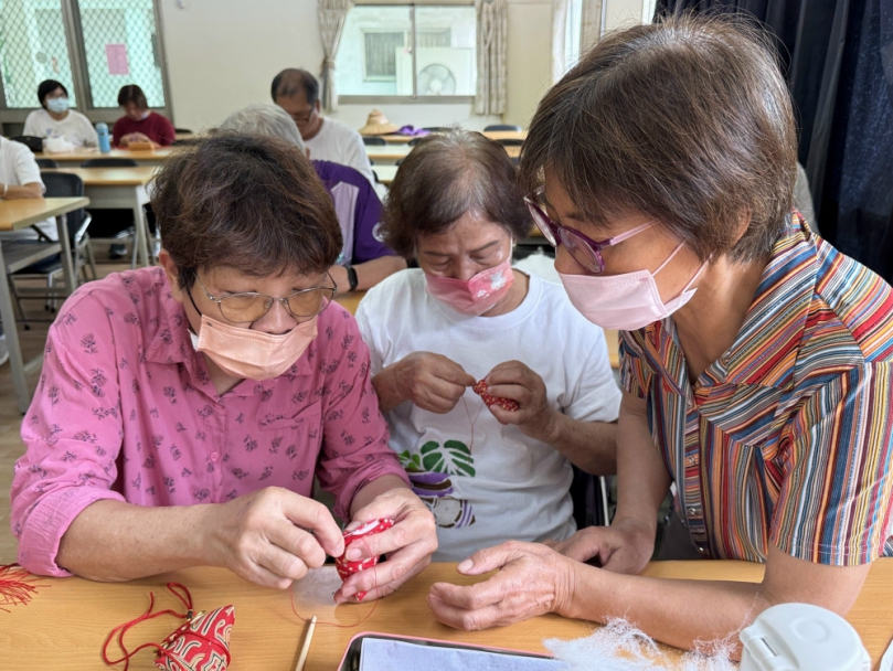 大甲20位長輩端午節前縫製香包追憶