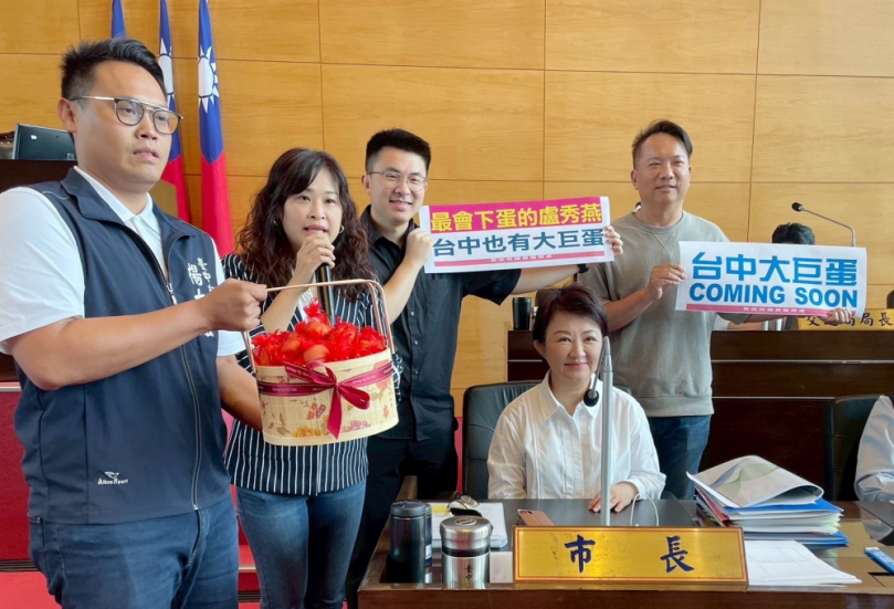 新議政聯盟議員送紅蛋皇冠 賀超巨蛋生蛋成功 盧秀燕民調全國第一