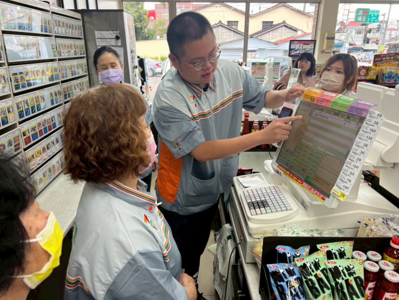 失智長輩化身超商店長：竹山秀傳打造溫馨共融新日常