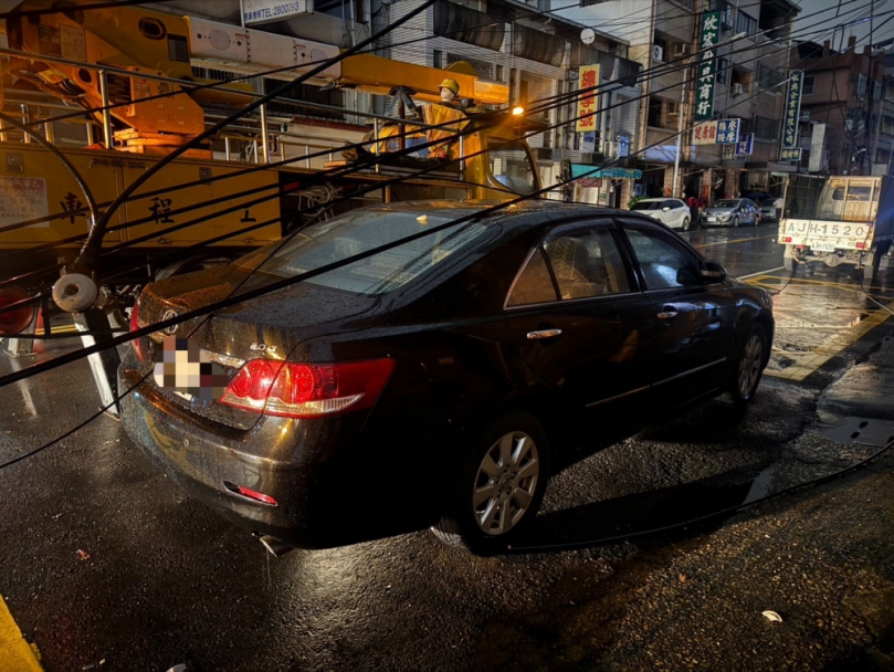 大雨滂沱 電桿電線垂落阻交通 霧峰警緊急封路助搶修