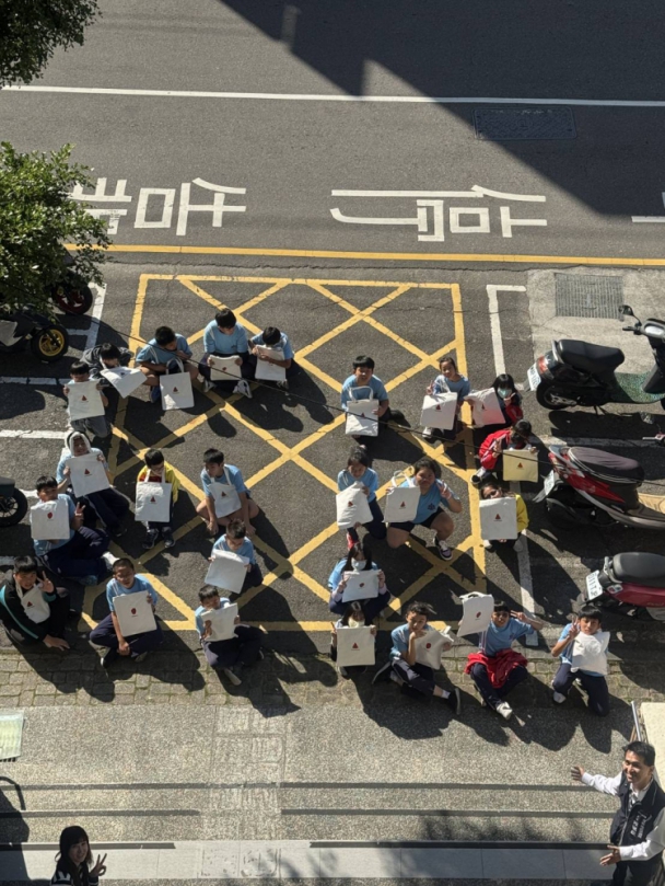 畢業前的深刻回憶！台中東勢學子畢業前在東勢地政所檔案展區留念