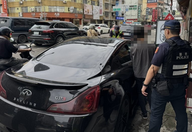 男子二次懸掛假車牌上路   同遭警員黃昱維查獲送辦