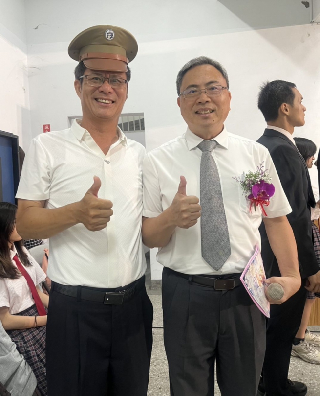 許永欽（左）戴上高中大盤帽，參加母校學弟妹畢業典禮，受到校長陳威男（右）的讚賞。（照片許永欽提供）記者