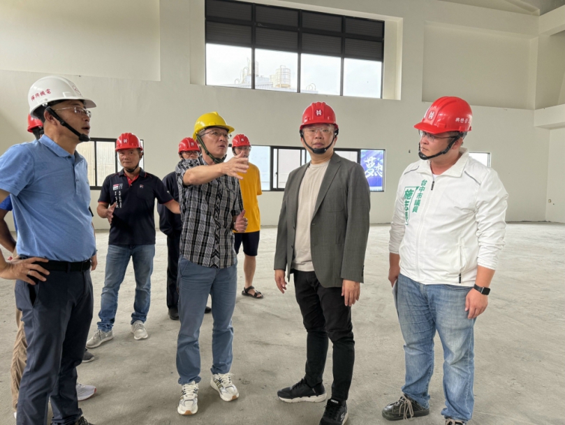 順天國中活動中心落成「只有空殼」  民進黨立委蔡其昌會勘爭取經費補齊內部設備