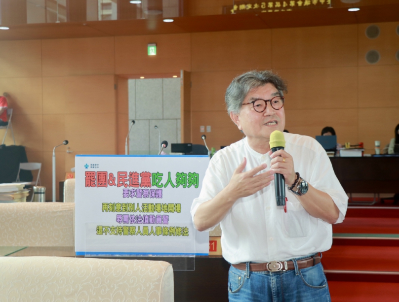 民進黨政府要求警力協助罷團相關活動  卻在立法院阻擋提高警察福利  國民黨台中市議員李中請警察局長李文章安撫警察同仁情緒並多加鼓勵