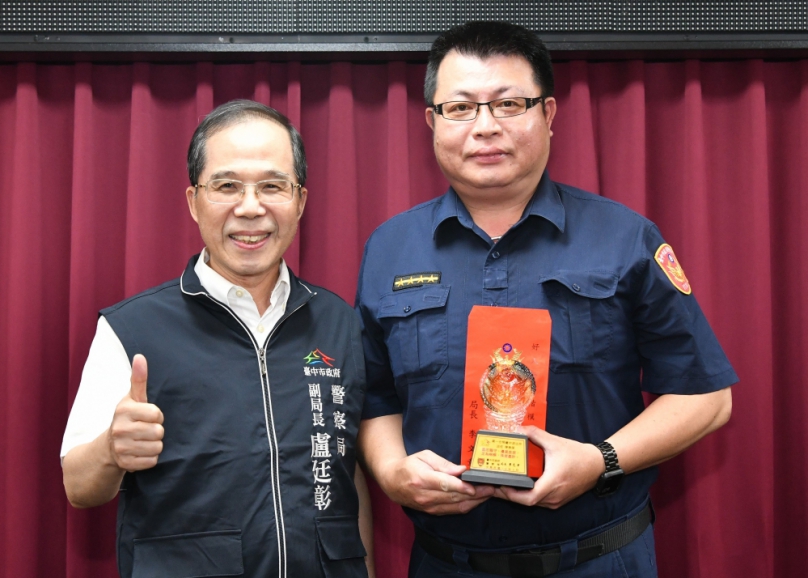 陳崇保身先士卒英勇滅火     盧廷彰公開表揚豎指稱讚