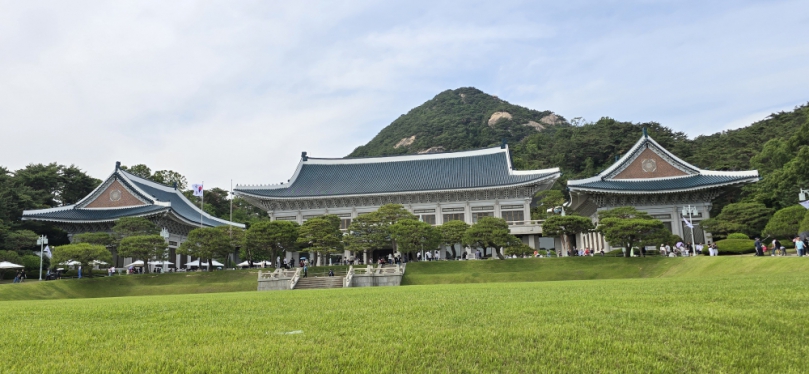 韓國青瓦台近期正式對外開放、吸引大批民眾絡繹不絕前往參觀、這座位於首爾的核心地標、曾是韓國總統的辦公與居所、如今在政權交接之際、成為民眾近距離感受國家權力中心的熱門景點。