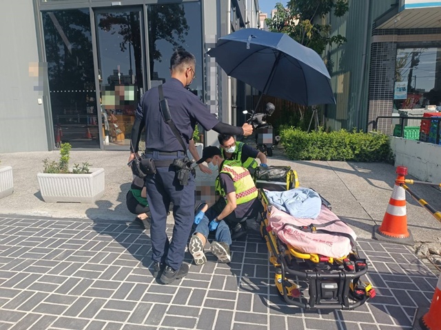 老翁徒步訪女不慎踩空跌倒   暖警幫撐傘助送醫