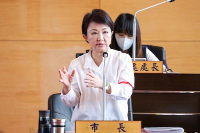 中市鼓勵高齡長者外出配戴發光臂帶守護長輩夜間安全