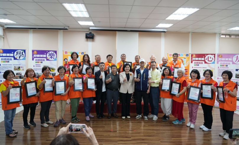 雲林高齡長者靈性教育種子講師出爐　張麗善親授20位長者講師背心與證書
