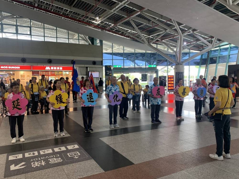 高雄榮民之家快閃高鐵嘉義站 千歲團非洲鼓隊觸動旅客心弦