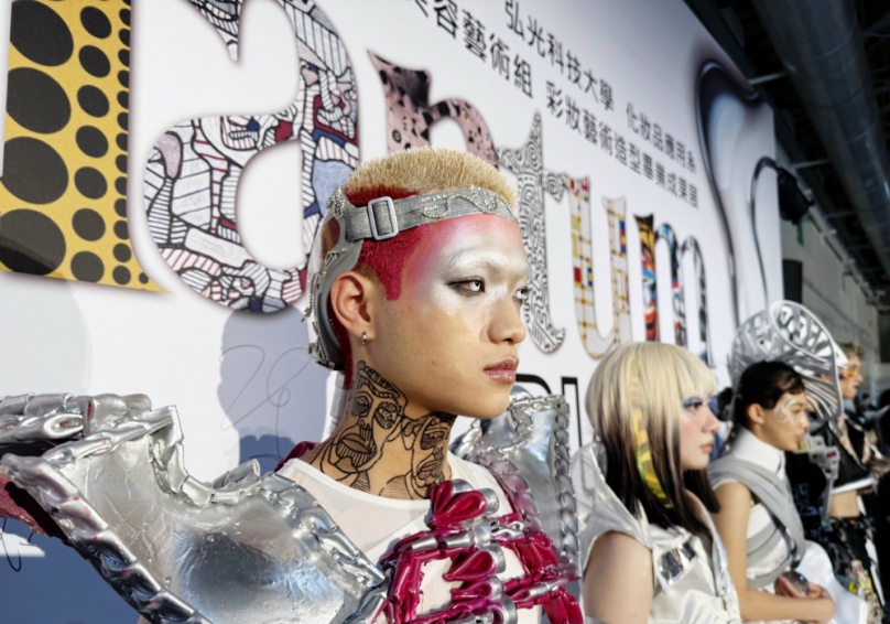 「量子妝放」引爆視覺藝術潮流　弘光科大學生用彩妝對話8名藝術家