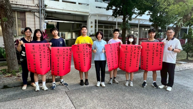 114年國中教育會考成績出爐  臺東學子表現亮眼 45位獲5A以上  教育處長至新中貼紅榜