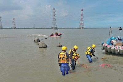 強化水域救生技能中市消防局辦海域岸際救援訓練