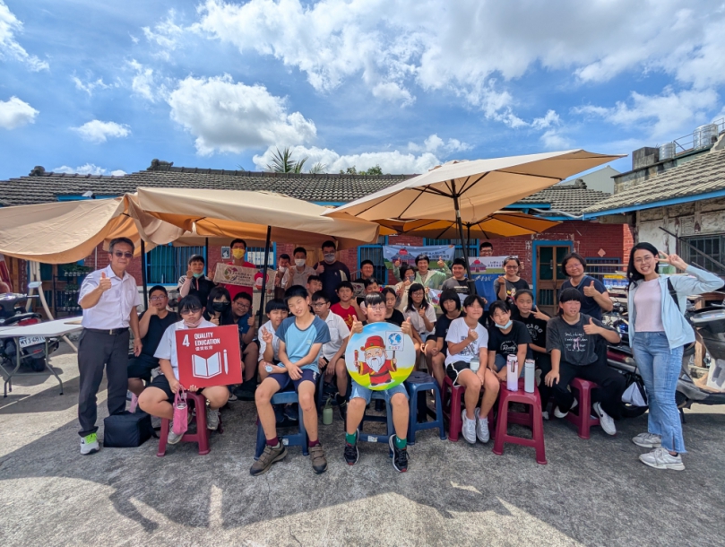 福德國小6年級畢業生，前進﹁蕪菁愛家園關懷協會﹂。（照片福德提供）