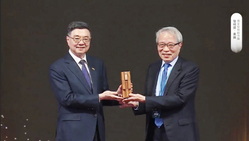 產業創新標竿 中國醫藥大學暨醫療體系鄭隆賓院長研究團隊榮獲今年經濟部「113年國家發明創作獎 」發明獎金牌，由行政院長卓榮泰頒獎表揚