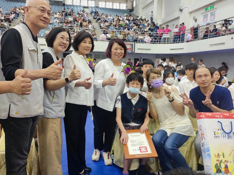 嘉義市國民中小學畢業生頒獎 市長黃敏惠與議長陳姿妏送上祝福