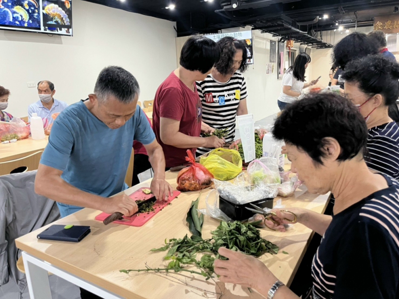 大甲推廣厚土三明治堆肥　長輩學廚餘轉化為天然堆肥作做法