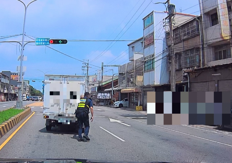 清水員警巡邏發現拋苗車主動維持交通安全並幫忙推車