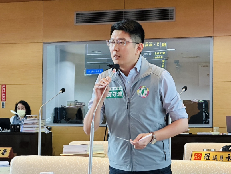 台中市政府風光宣布好孕專車即將上路  民進黨議員黃守達議會提出臨時動議  要求申請資格至少回溯至政策施行前三個月生產之產婦