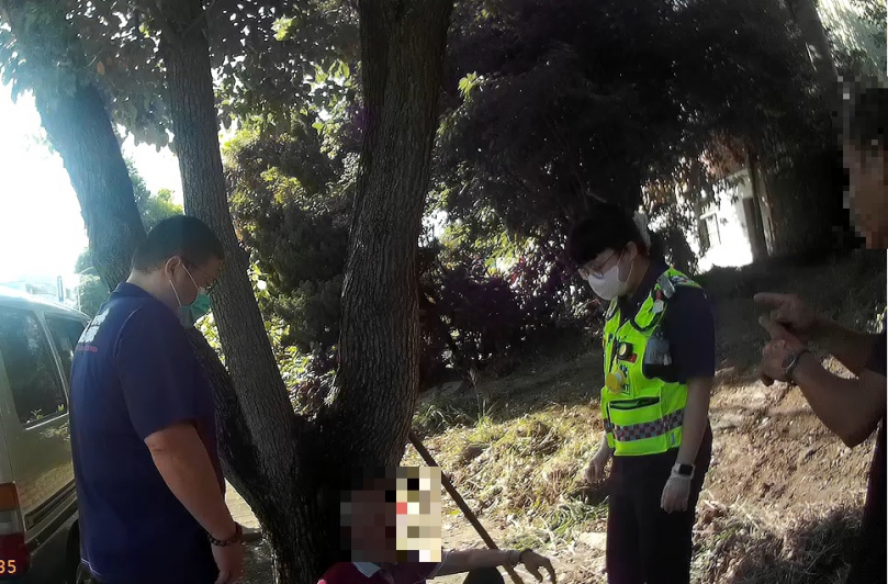 老翁鋤草跌倒民眾見狀報警協助返家