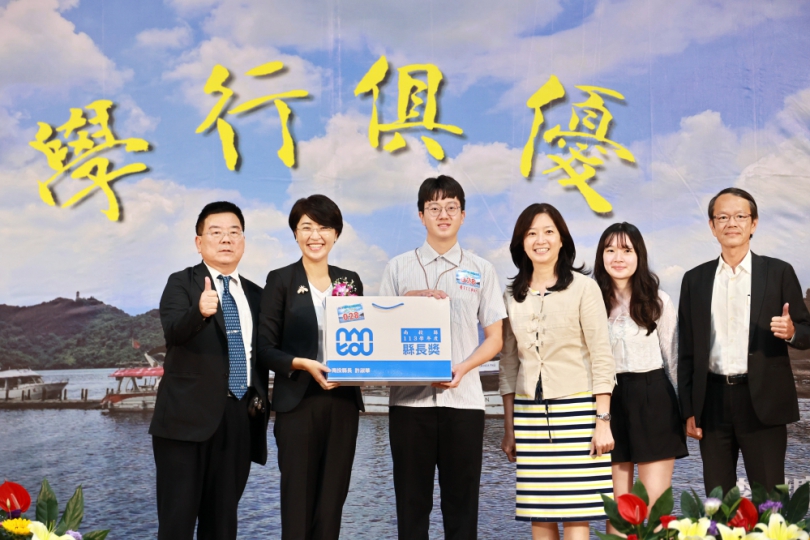 縣長許淑華親頒「縣長獎」 420位同學歡喜領獎