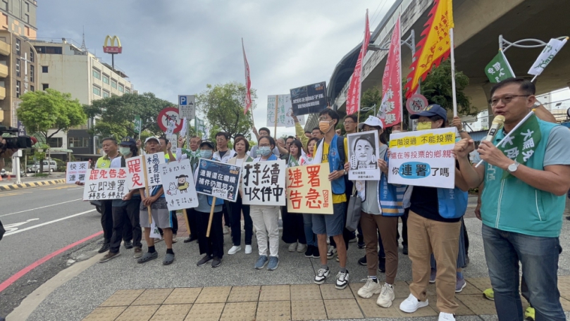 議會民進黨團、何欣純與「中三拒瓔」  潭子車站站路口衝刺連署書