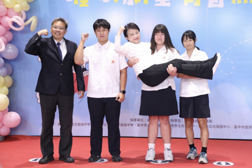 市長被公主抱！中市表揚8043位市長獎學生 盧市長配合擺「超俏皮Pose」最萌合影曝光