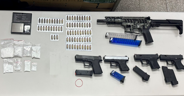 陳姓毒品通緝犯擁槍自重   警方逮獲查扣五把長短槍