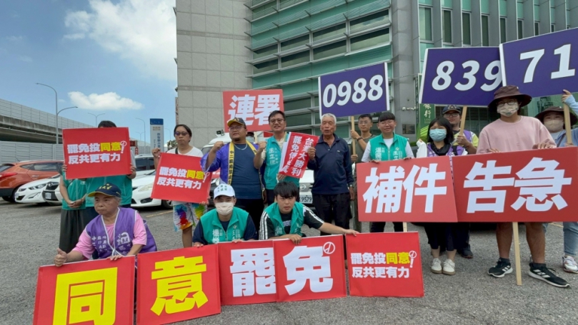 民進黨議員王立任沙鹿站路口挺罷免行動  只差1000份，人民站出來！