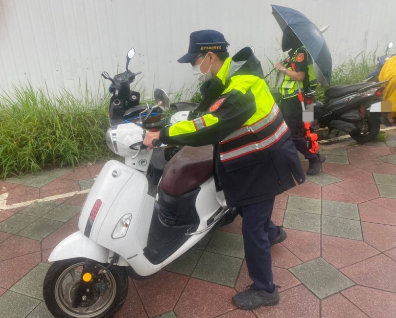 機車陷泥地催油門欲脫困突暴衝  女大生嚇到哭成淚人兒  警民關懷成定心丸