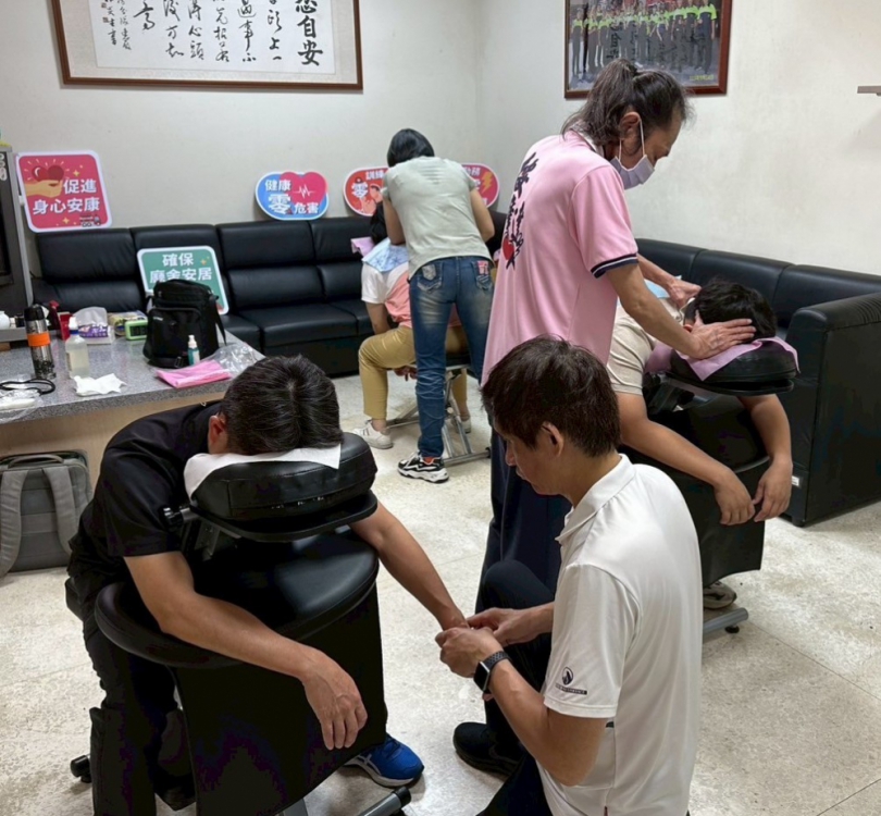 新竹市消防弟兄長期高壓執勤   視障按摩師幫忙紓壓   打火弟兄誇「太棒了！」