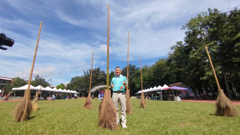 4米飛天掃帚   吸引人們走進寶山綠竹筍魔法世界
