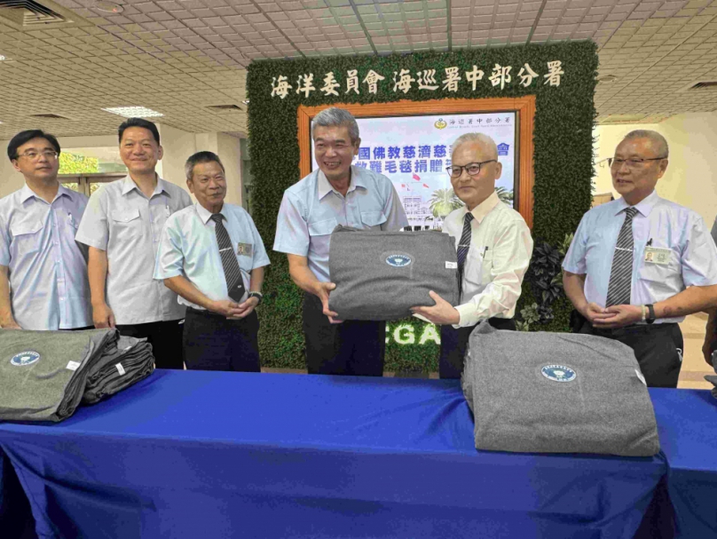 慈濟與海巡中部分署分別捐毛毯及驗血建檔獻愛心助人