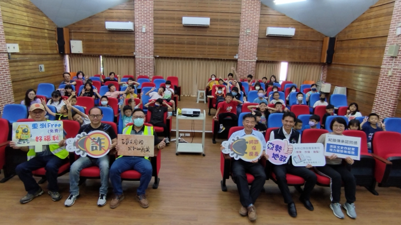 凝聚重測區文史傳承！東勢地政引領學童體驗測量儀器