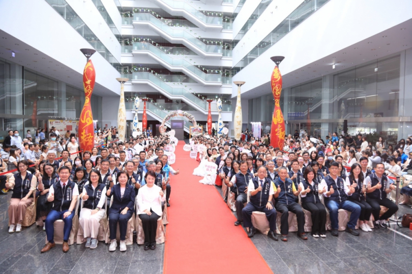 幸福巴士啟航！中市50對新人市府浪漫完婚   盧市長分享婚姻心法：選你所愛、愛你所選！