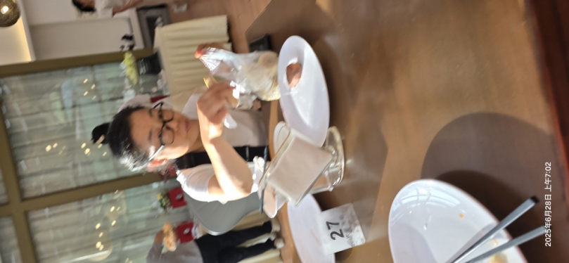 近日一名中國大陸旅客在中國旅遊地區某飯店用餐時、被目擊大剌剌地將自助餐區的食物裝入塑膠袋打包帶走、引發現場其他住客側目、飯店餐廳門口明確標示「自助餐區嚴禁打包」然而該名中年婦女（俗稱「中國大媽」）似乎不以為意、仍將多樣餐點私自攜出、引發熱議。