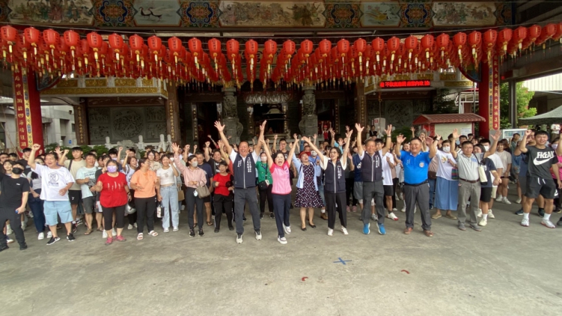 機車下鄉考照秒殺！123人擠爆大雅寶興宮  銀髮族也來拚駕照