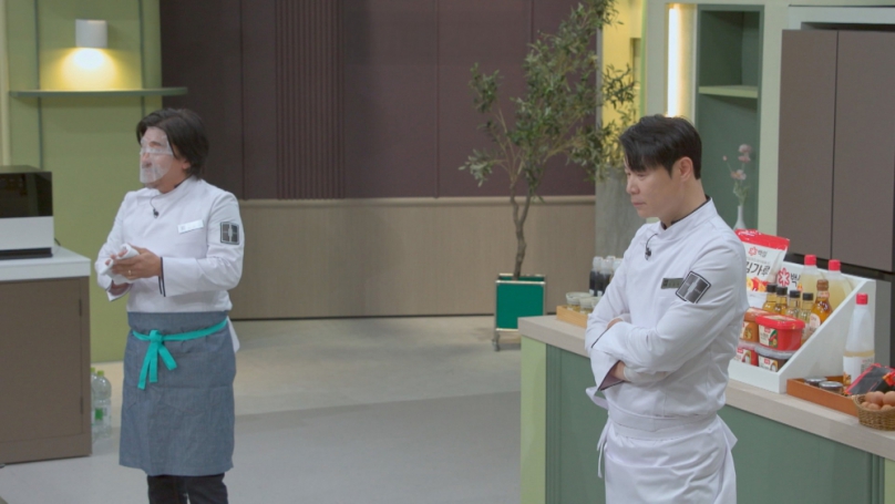 中天播出《拜託了冰箱》第二季　主廚愛德華李有綜藝魂做菜邊敷面膜  宋仲基被主廚權聖晙圈粉　面對面緊張到不敢對視