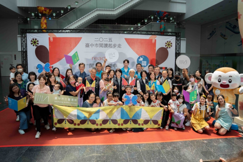 中市發禮袋邀親子共讀 文化局長：每天10分鐘給孩子閱讀世界的力量！