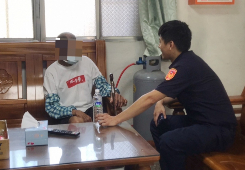 台南八旬翁迷途口湖街頭　警方耐心助返溫暖家門