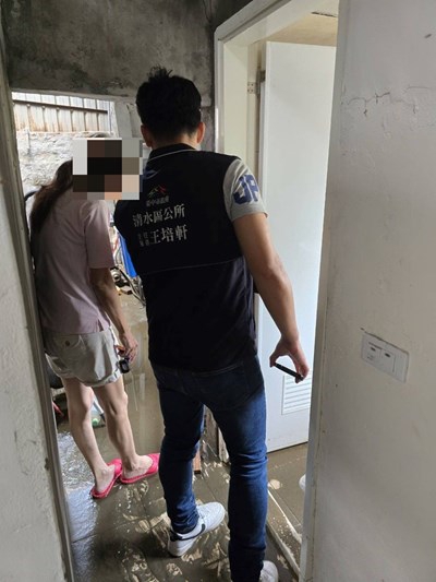 丹娜絲颱風強降雨致清水區一處民宅積水公所緊急協助撤離安置