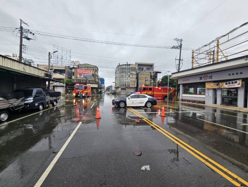 清水警方於颱風前後至溼地勸離遊客及淹水路面設警戒