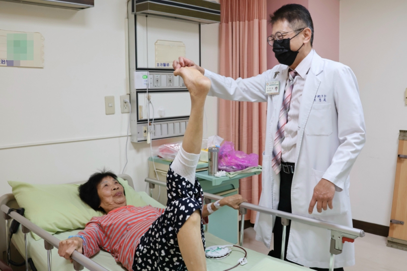 膝關節退化多年未治療  嚴重變形「自己絆倒自己」