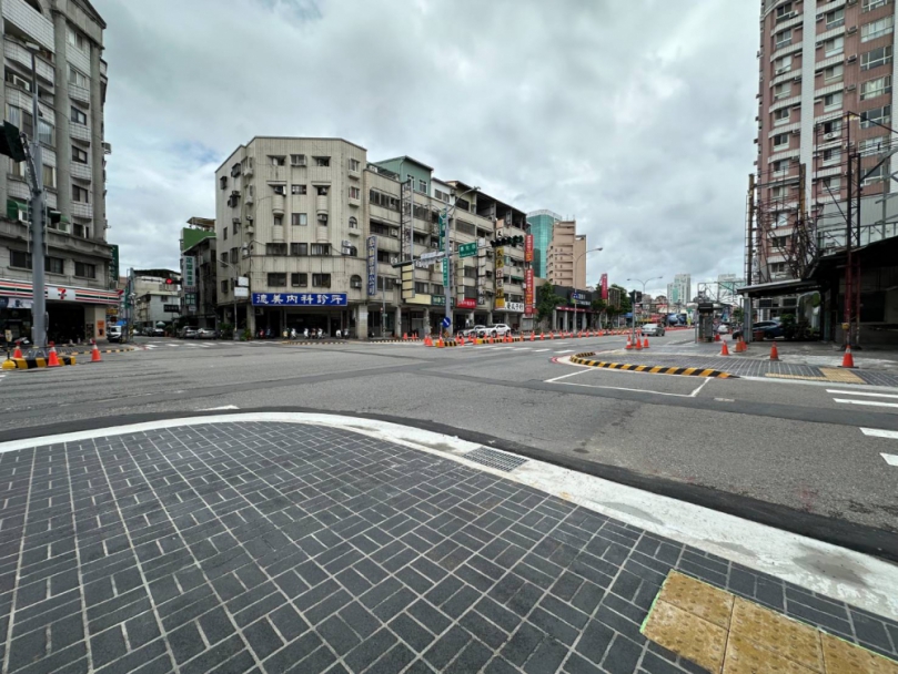 爆料排水格柵板模忘拆？中市建設局澄清：該人員非屬本案工班、與事實不符