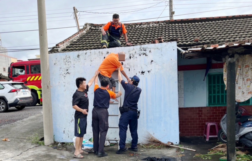 颱風後修屋險困屋頂　北港警消合力救援長者