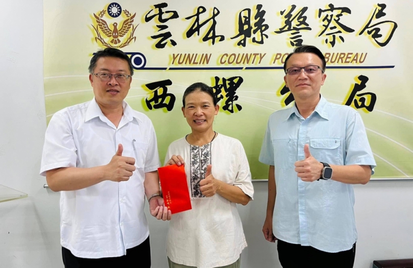 西螺分局工友吳彩綉退休　局長同仁溫馨致贈紀念品