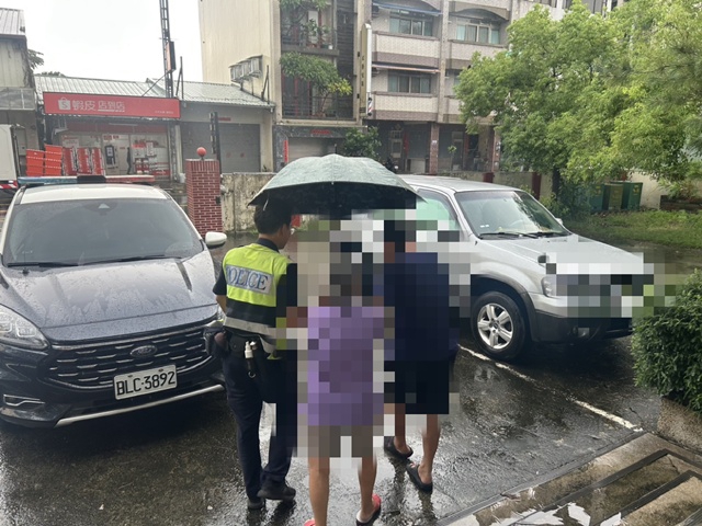 雨炸台中！太平一婦人外出散步受困   太平警獲報助返家